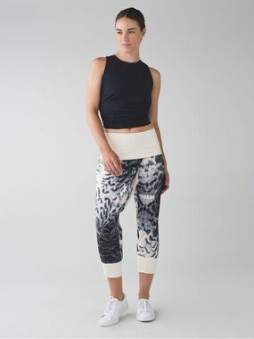 Lululemon Dance To Yoga Pant
Pretty Plume Angel Wing Black
